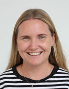 en person som smiler til kameraet