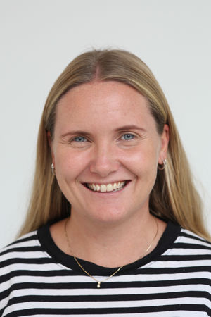 en person som smiler til kameraet