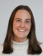 en person med langt hår som smiler