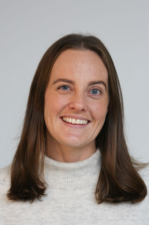 en person med langt hår som smiler