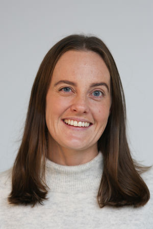 en person med langt hår som smiler