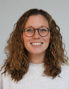 en person med langt hår som smiler