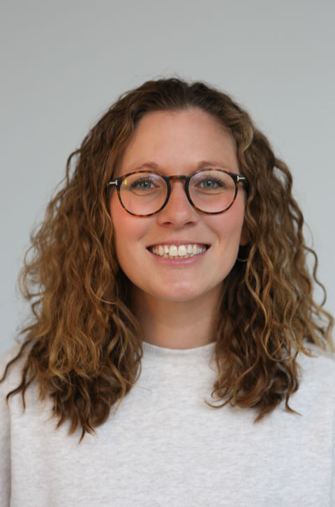 en person med langt hår som smiler