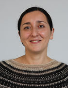 en person som smiler til kameraet