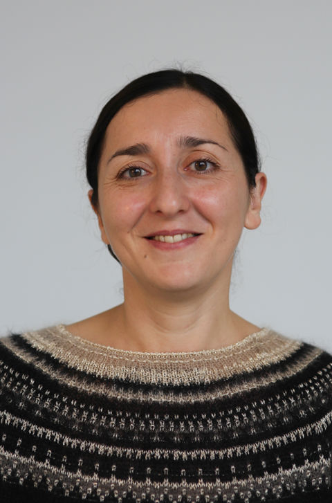 en person som smiler til kameraet