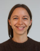 Et nærbilde av en person som smiler