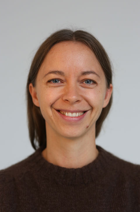 Et nærbilde av en person som smiler