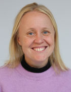 Et nærbilde av en person som smiler