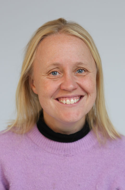 Et nærbilde av en person som smiler