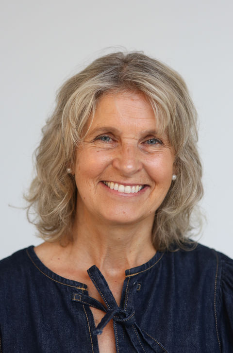 Et nærbilde av en person som smiler