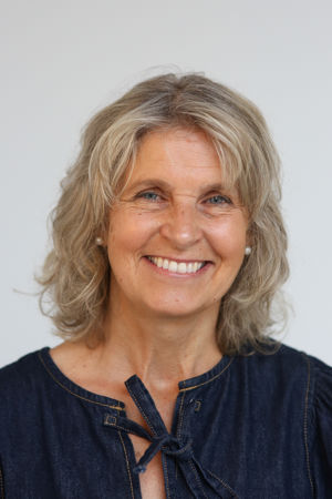 Et nærbilde av en person som smiler