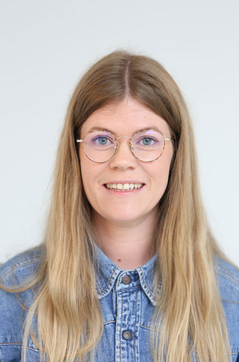 en person med langt hår som smiler