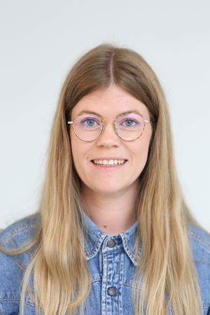 en person med langt hår som smiler