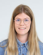 en person med langt hår som smiler en person med langt hår som smiler