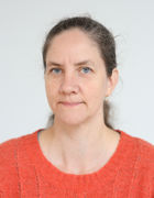 en person med rød skjorte