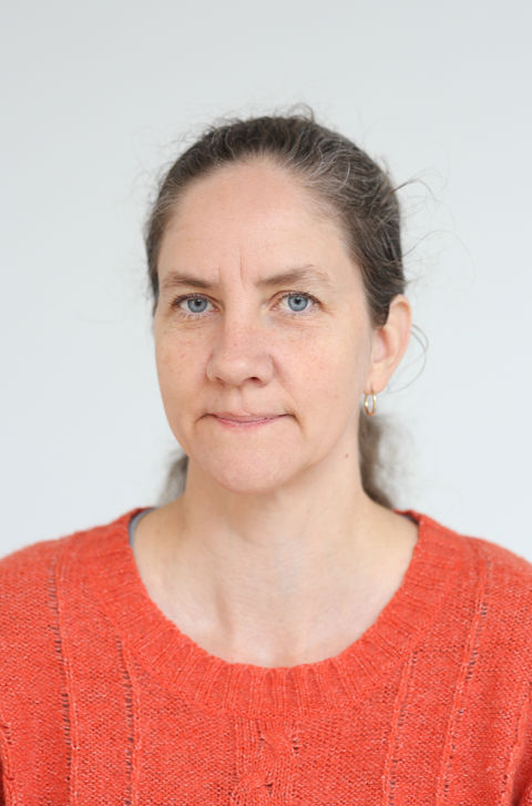 en person med rød skjorte