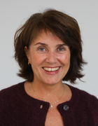 et nærbilde av en person som smiler