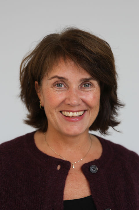 et nærbilde av en person som smiler