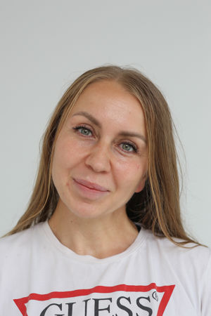 en person med blondt hår