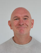 en skallet person med alvorlig ansikt