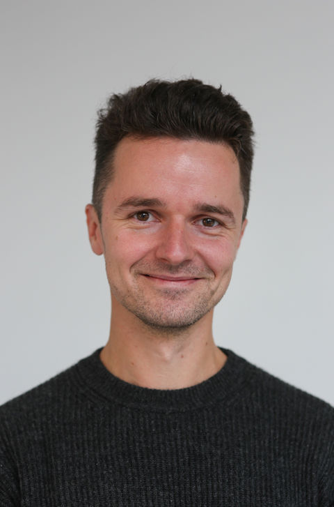 en person som smiler til kameraet