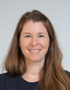 en person med langt hår som smiler