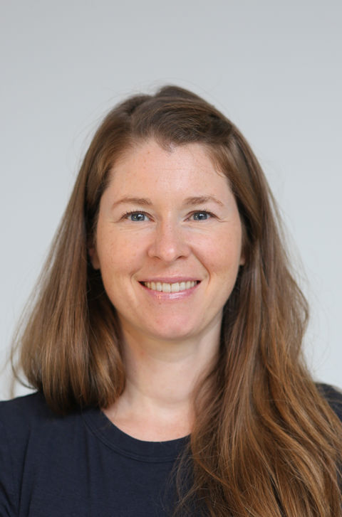 en person med langt hår som smiler