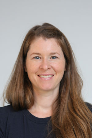 en person med langt hår som smiler