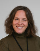 et nærbilde av en person som smiler