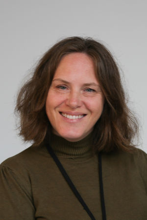 et nærbilde av en person som smiler