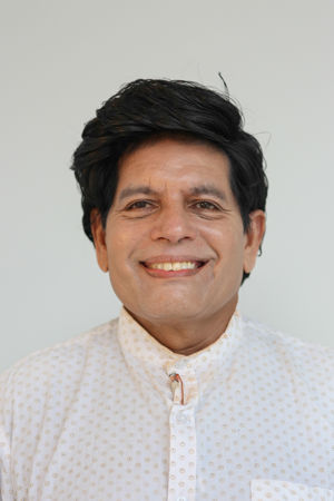 en person som smiler til kameraet