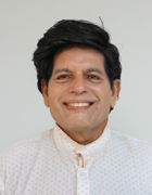 en person som smiler til kameraet en person som smiler til kameraet