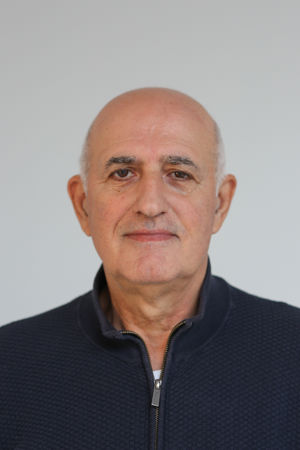 en person i svart skjorte