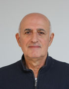 en person i svart skjorte en person i svart skjorte