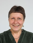 Et nærbilde av en person som smiler