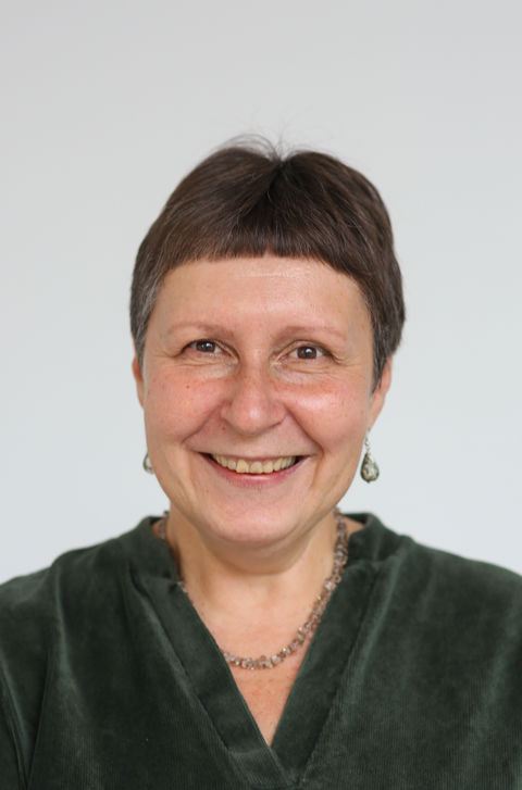 Et nærbilde av en person som smiler