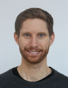 en person som smiler til kameraet