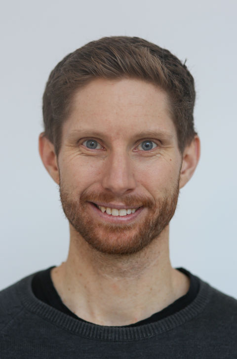 en person som smiler til kameraet