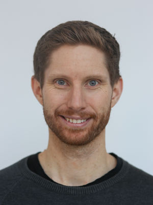 en person som smiler til kameraet