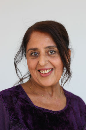 en person som smiler til kameraet