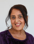 en person som smiler til kameraet en person som smiler til kameraet