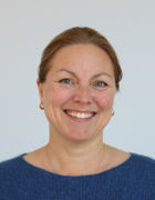 en person som smiler til kameraet