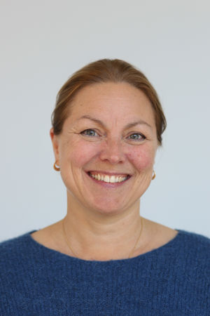 en person som smiler til kameraet