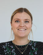 en person som smiler til kameraet