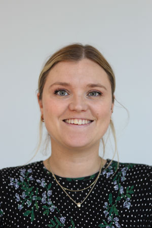 en person som smiler til kameraet