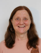 en person med langt hår som smiler