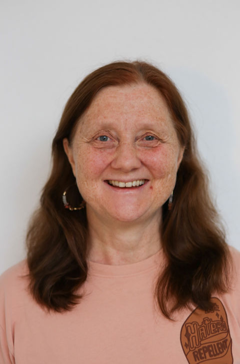 en person med langt hår som smiler