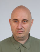 En skallet person i grønn skjorte