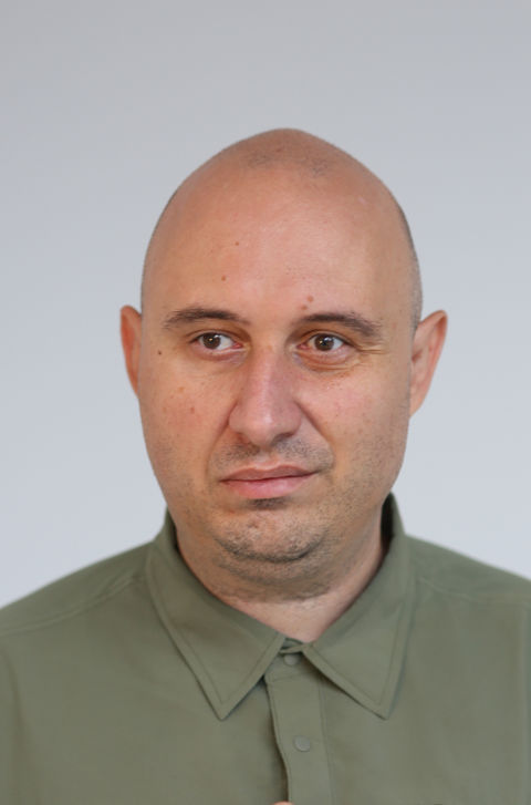 En skallet person i grønn skjorte