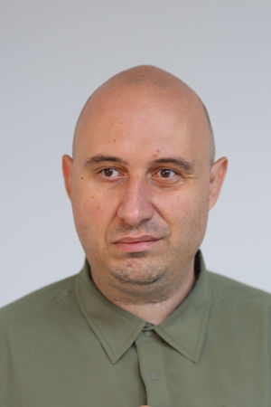 En skallet person i grønn skjorte